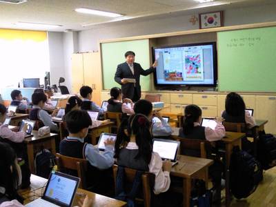 世界17カ国から視察、すごい“スマート先生”の授業を見学