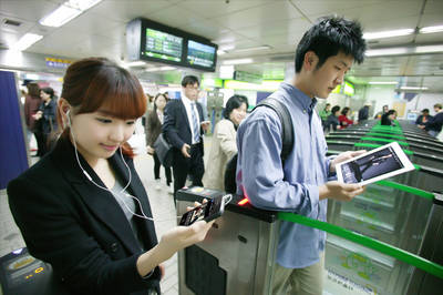 韓国20～30代、パソコンとモバイルのネット利用時間が逆転